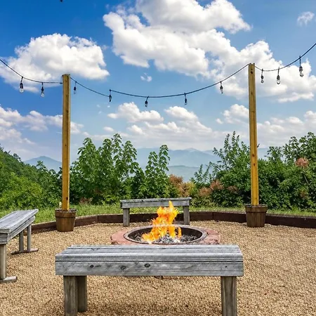 Breathtaking View, Hot Tub, 1089 Of Free Attraction Tickets For Each Paid Day, Dollywood And More!